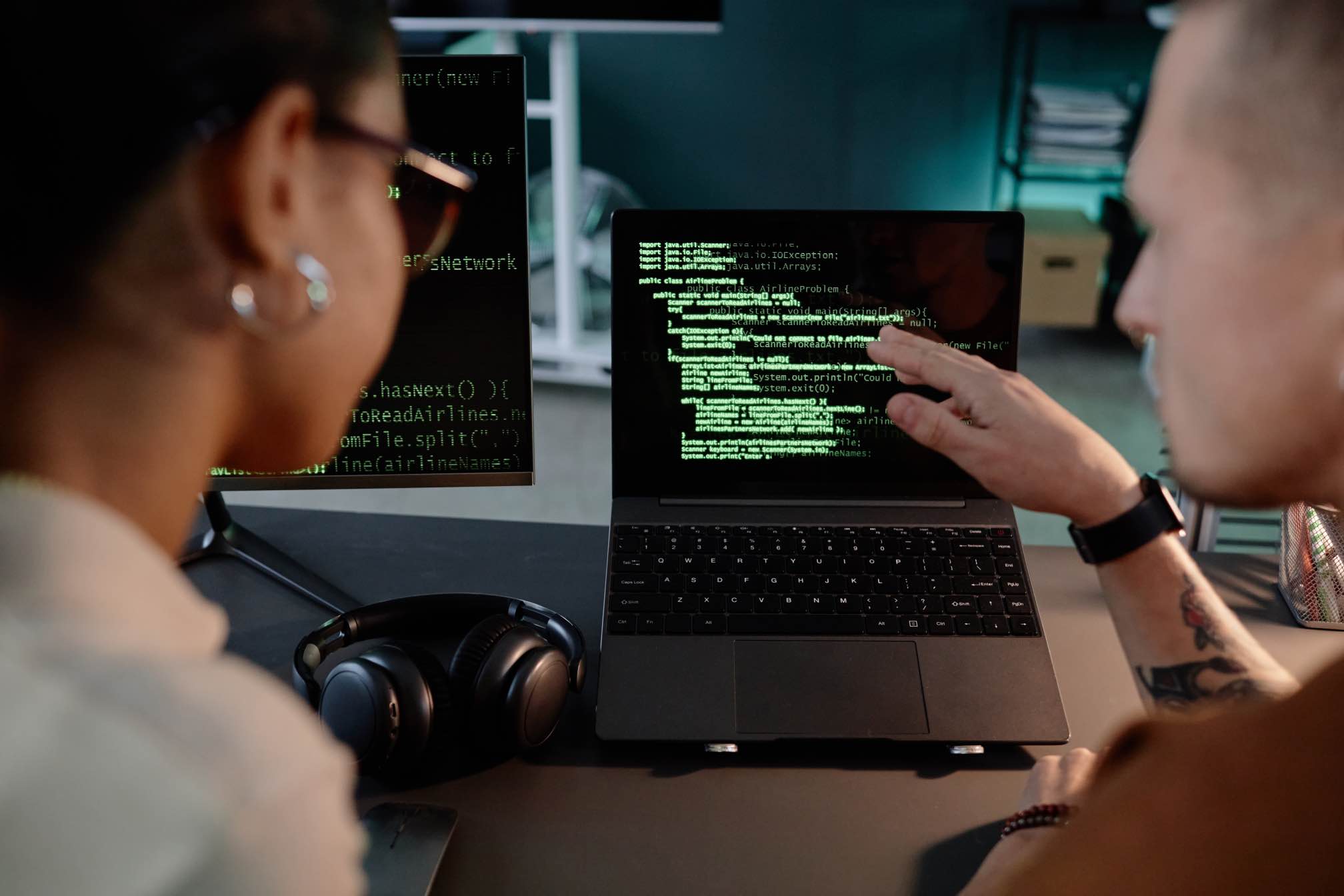 male-it-programmer-pointing-at-laptop-screen-discu-2025-03-08-04-20-52-utc